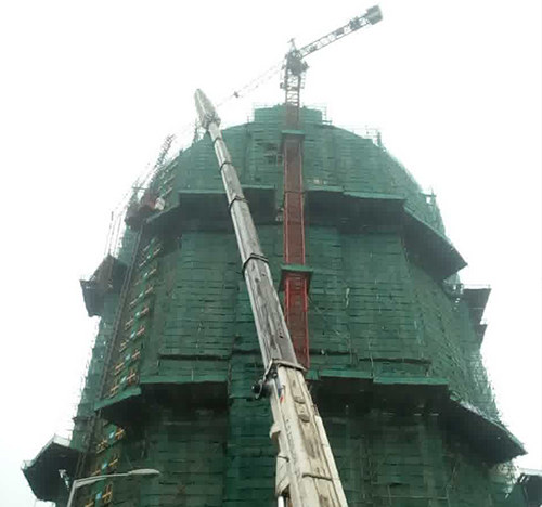 柳州吊车在工地上作业